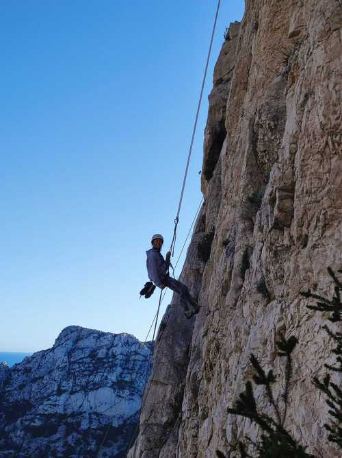 Un grimpeur en rappel - Protection des données personnelles escalade