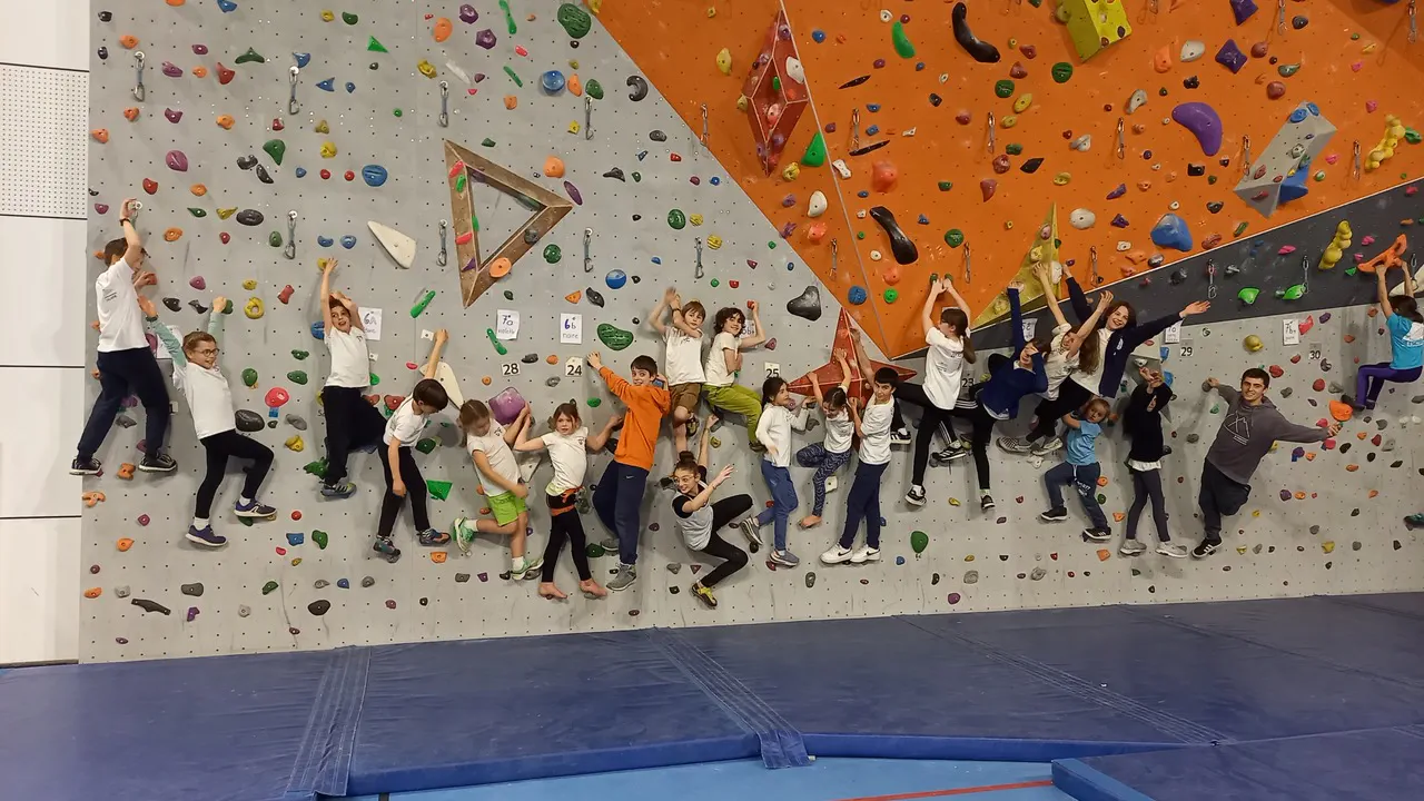 Jeunes grimpeurs DVE au Contest Tour Isère escalade jeunes 2025 à Pont-en-Royans