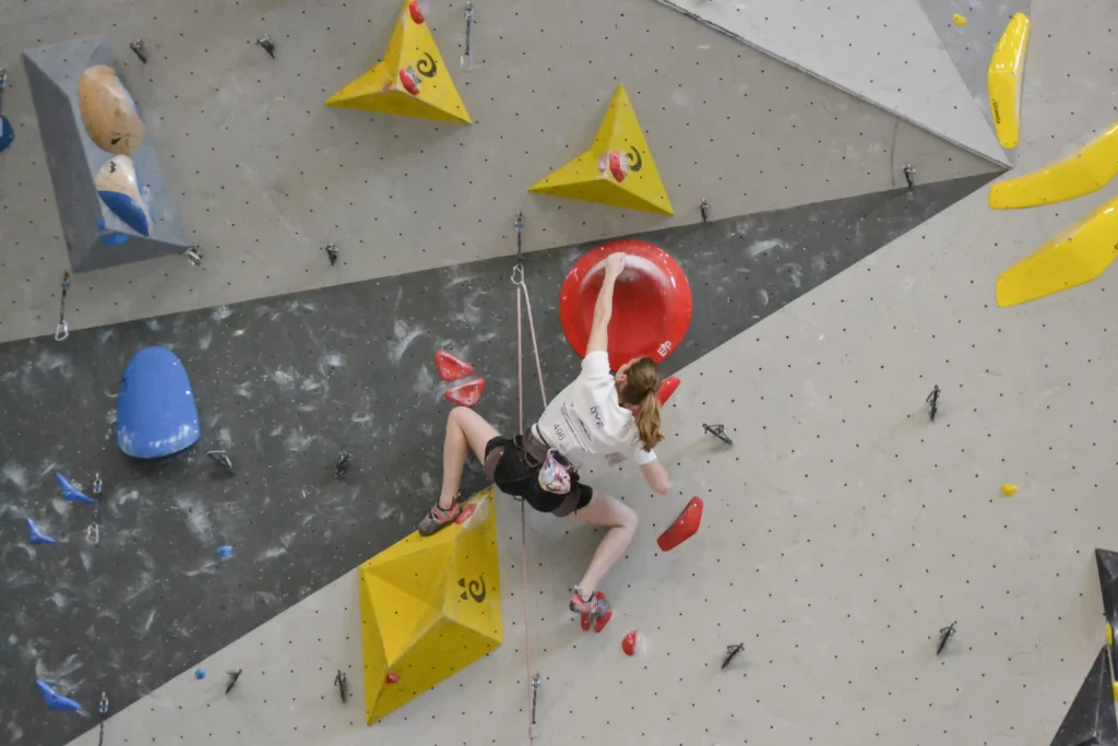 Loubna en voie finale à la demi-finale du Championnat de France d'escalade 2025 à Tournefeuille