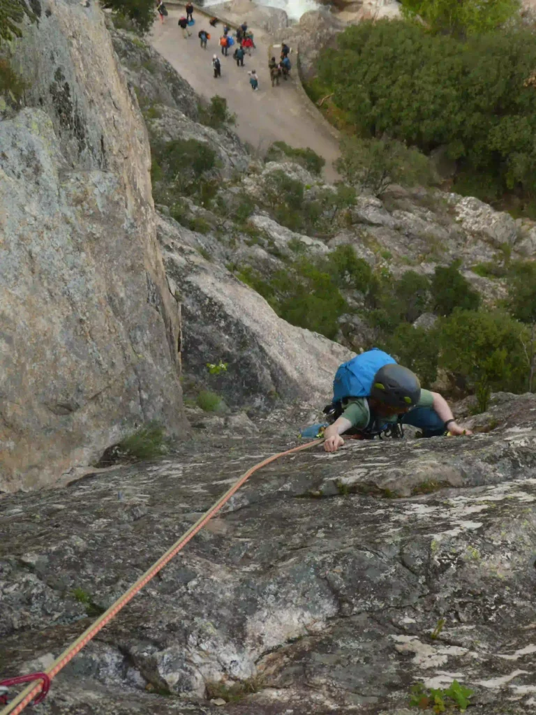 Jeunes grimpeurs du stage escalade Caroux 2025, prêts pour l’aventure dans les gorges d'Héric.