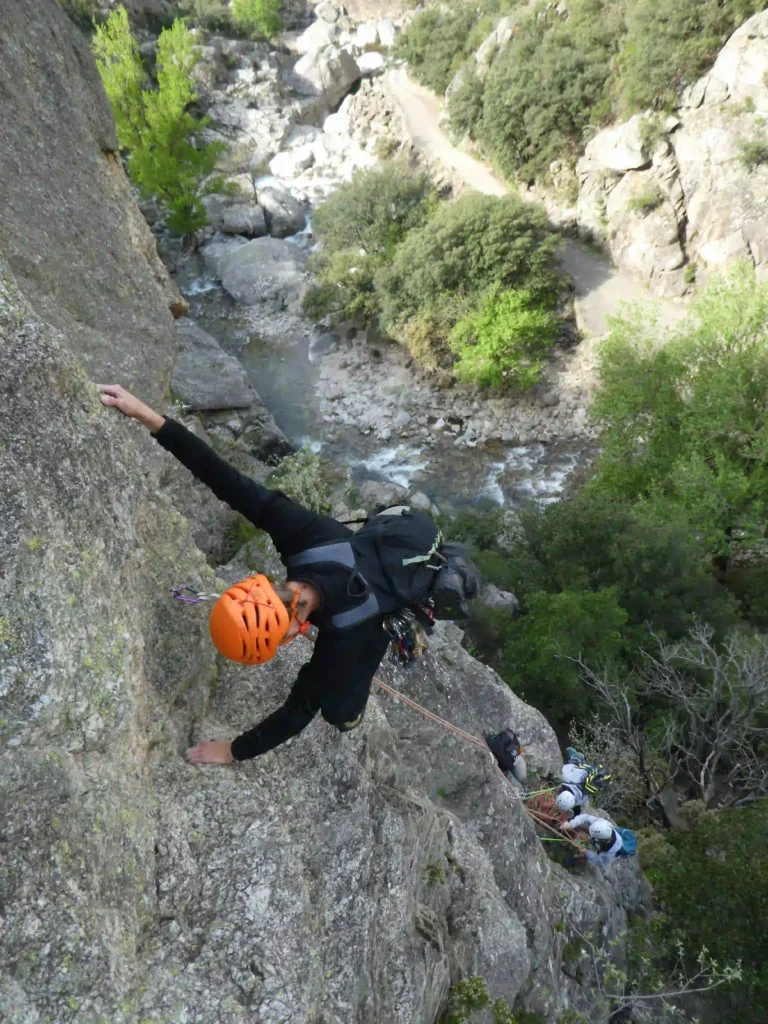 Jeunes grimpeurs du stage escalade Caroux 2025, prêts pour l’aventure dans les gorges d'Héric.