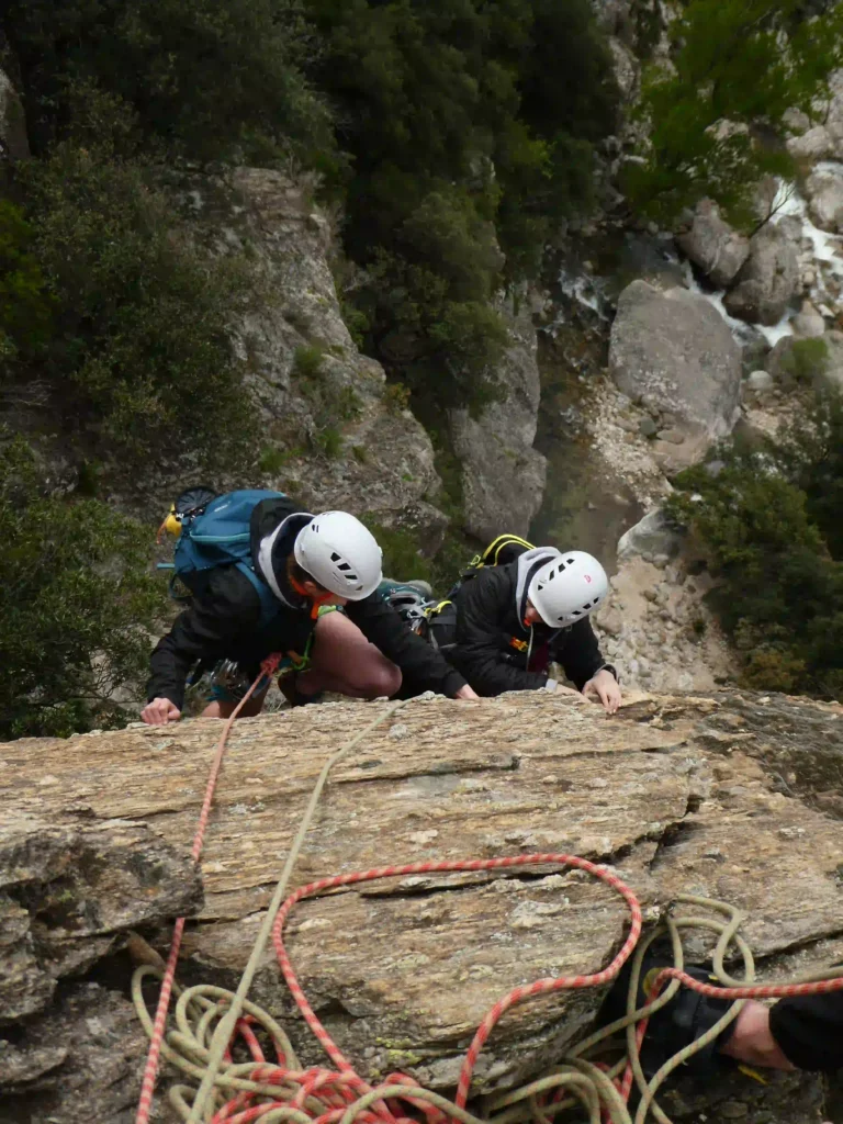 Jeunes grimpeurs du stage escalade Caroux 2025, prêts pour l’aventure dans les gorges d'Héric.