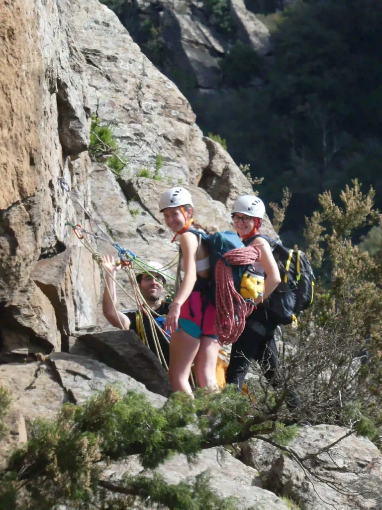 Escalade en grande voie dans les gorges du Caroux lors du stage ados 2025 avec Drac Vercors Escalade