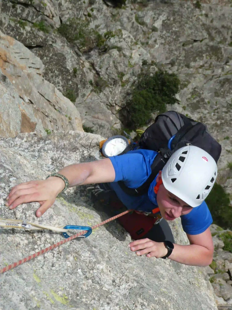 Jeunes grimpeurs du stage escalade Caroux 2025, prêts pour l’aventure dans les gorges d'Héric