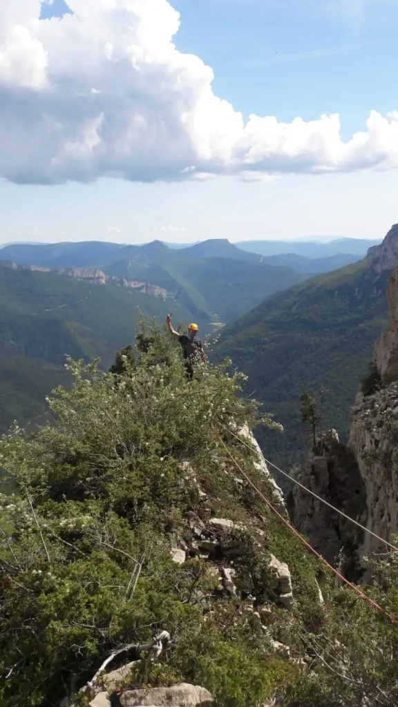 Grimpeur en voie traditionnelle aux aiguilles de Bénevise