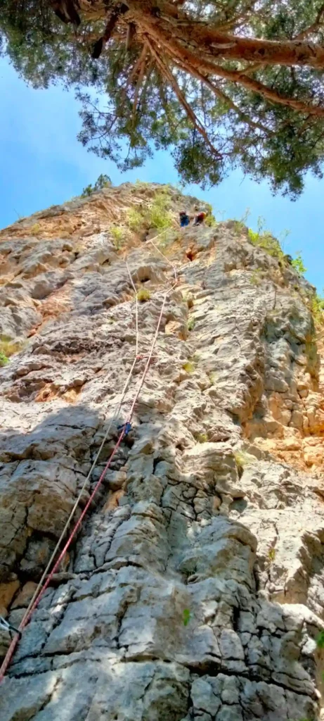 Grimpeur en voie traditionnelle aux aiguilles de Bénevise