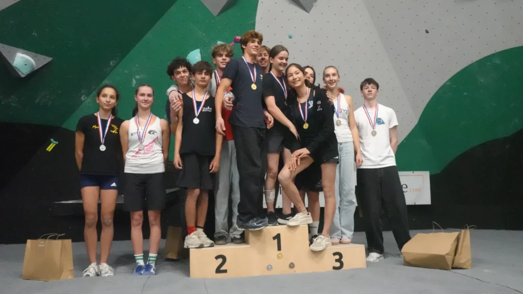 Podium U17 : Naelle reçoit sa médaille