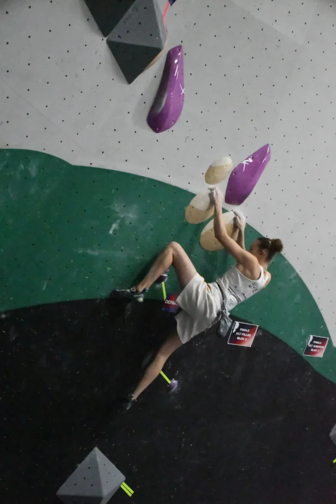 Photo de Naelle en pleine action sur un bloc technique